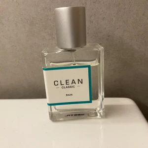 CLEAN Classic Rain parfym - Clean rain parfym 30 ml, en lätt och fräsch doft som passar perfekt till sommaren. Lite använd ca 80% kvar