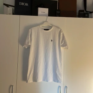 Vit t-shirt från Ralph Lauren - Helt oändvänd tisha från polo som är perfekt till sommaren