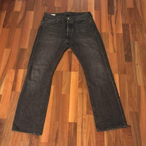 Levi's 501 - Säljer ett par ett par Levi’s 501. Jeansen är använda men i väldigt gott skick 4.5/5. Hör av dig vid frågor.