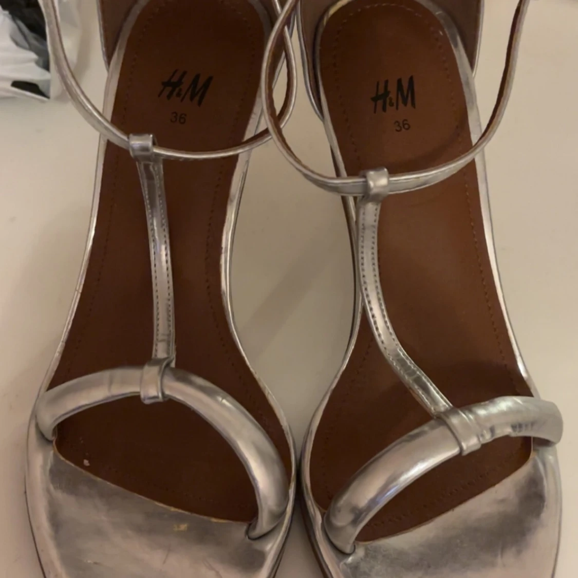 Silverfärgade sandaler med klack från H&M - 2