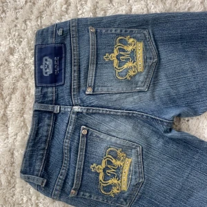Victoria Beckham jeans lågmidjade - Victoria Beckham jeans,lågmidjade.              inerben 76 cm(jag är 167 cm) midja 35 cm rakt över . Säljer pgr av att De är på gränsen för korta