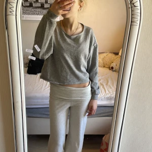 Grå croppad tröja från H&M Divided - 25kr Säljer en grå croppad tröja från H&M Divided i storlek XS. Tröjan har långa ärmar, rund halsringning och är tillverkad i mjuk bomullsmix. Enkel och stilren modell som passar perfekt till vardags.