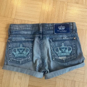  Victoria Beckham jeansshorts - Snygga lågmidja blå jeansshorts från Victoria Beckham. Storlek 27 eller XS/S!