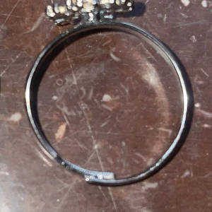 Silverring med en snöflinga  - Säljer en snygg silverring med en glittrig snöflinga  på ovansidan. Perfekt för dig som gillar stilrena och eleganta smycken.