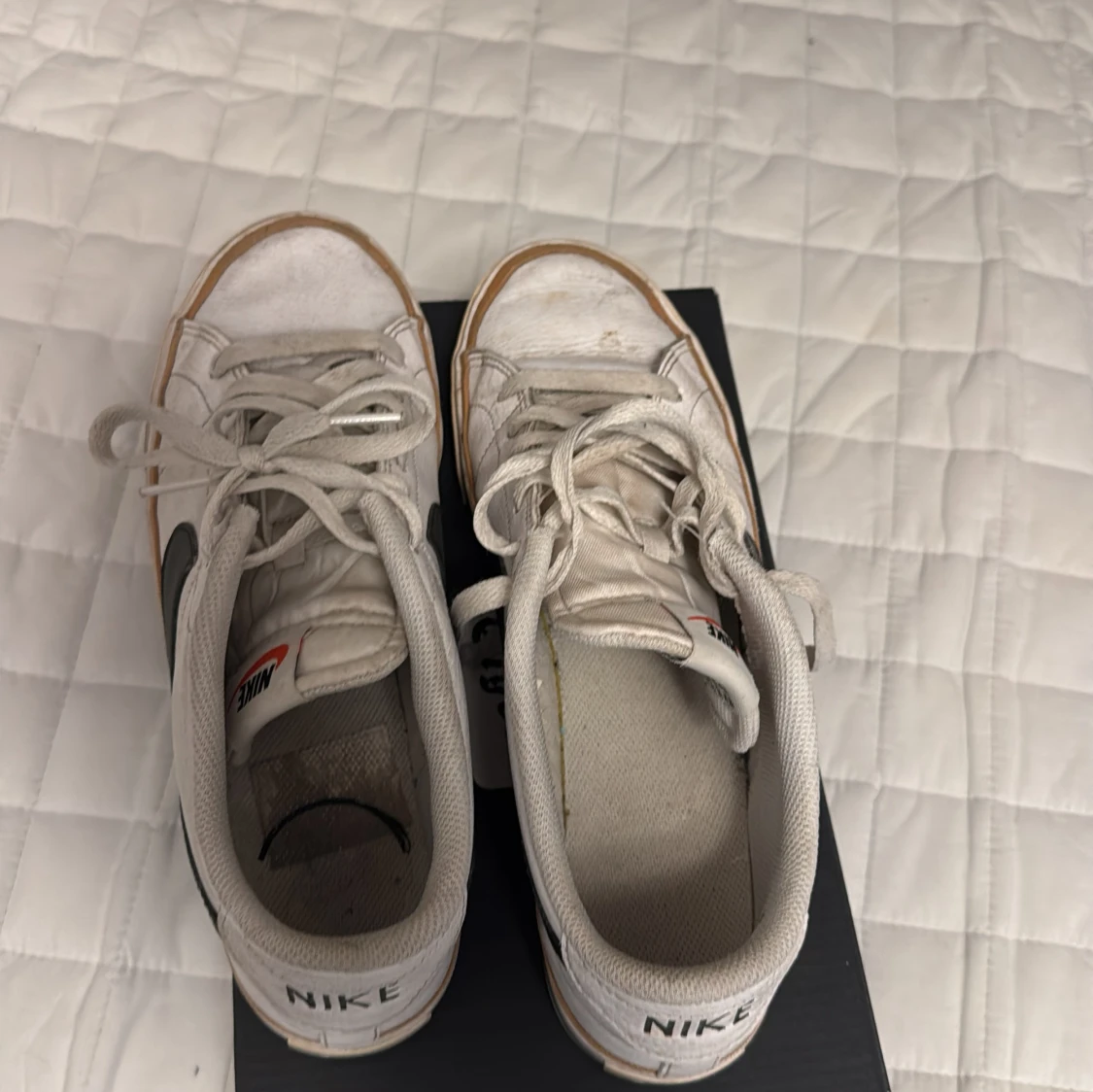 Vita Nike sneakers med svart swoosh - 2