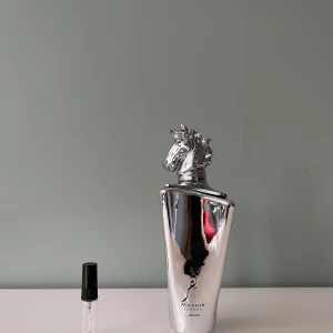 1 ml sample/doftprov av Lattafa Maahir Legacy - Ett sample på 1 ml av Lattafa Mahir Legacy. Det är en fräsch sommarparfym med doft av b.l.a citrus. Den är inspirerad av parfums de marly sedley. Våra samples är helt nya och är gjorda av glas. Det är fritt fram att skriva till oss om ni har frågor.