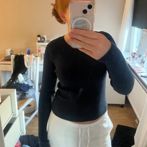 Svart ribbad tröja från Kappahl - Säljer en svart ribbad långärmad tröja från Kappahl i storlek XS. Tröjan har en tight passform och är perfekt att styla till olika outfits. Enkel och stilren design med rund halsringning. Hör av vid fler frågor eller bilder.💛
