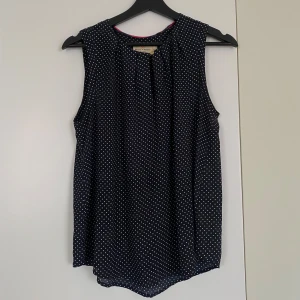 Linne - Superfin att ha under kavajen. Strl 36 men passar även 34!