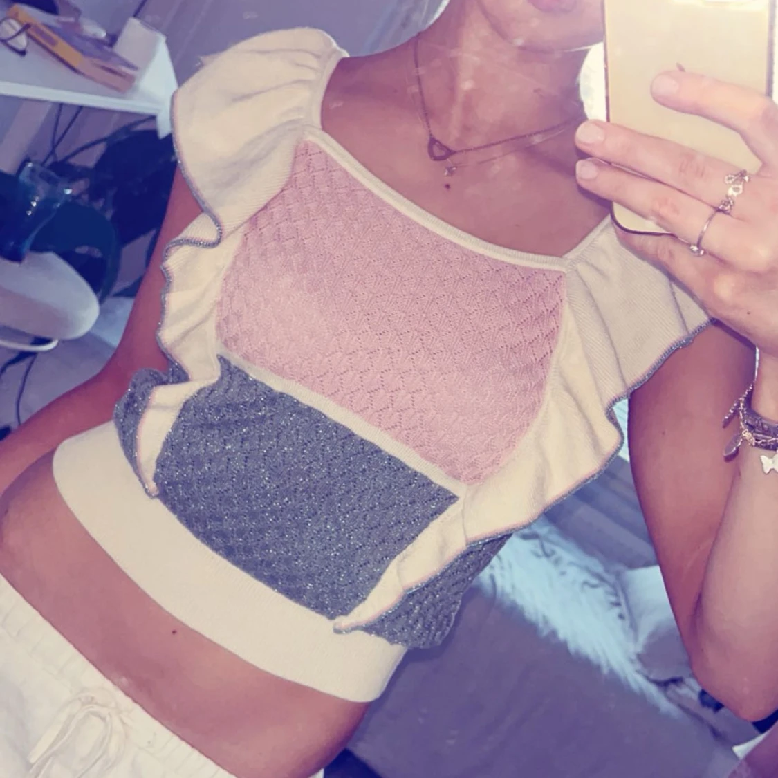 stickad topp med volanger - 1