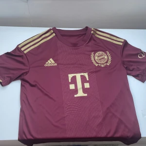 Bayern München 22/23 Oktoberfest kit - En specialtröja ifrån säsongen 22/23 ifrån klubben Bayern München. Kitet är i ett väldigt bra skick och är använd fåtal gånger.