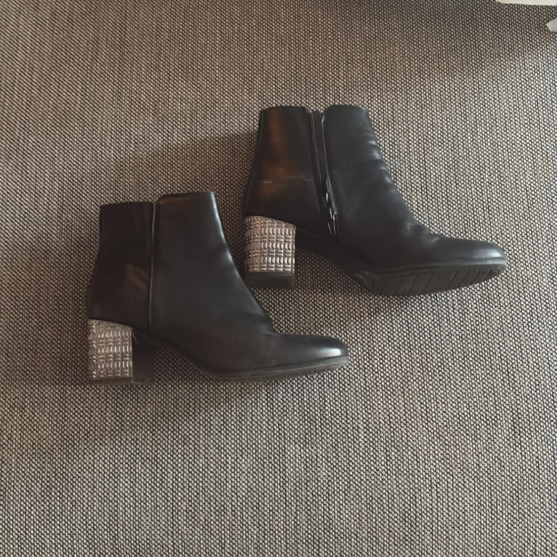 Svarta boots med silvrig klack