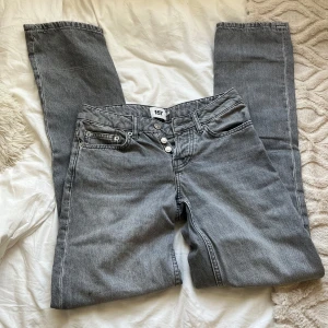 Gråa jeans ”icon ” xxs - Gråa jeans från lager 157 i modellen ”icon”, jätte fint skick o knappt använda. Storlek XXS. Finns en lite fläck på ena byxbenet men går att tvätta bort. Innerbenslängd: 78cm rakt över midjan:36(stretch i de) säljer då de inte används och är för långa för mig. Skriv vid frågor, pris kan dirksuteras såklart💘