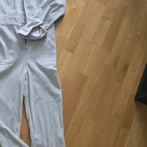 Beige manchesterjacka från AMISU - Säljer en beige manchesterjacka  med dragkedja framtill och klassisk krage. Jackan har långa ärmar och två fickor framtill. Perfekt för dig som gillar en avslappnad och trendig stil.