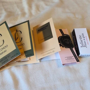 Parfymprover Jimmy Choo, Burberry, Viktor & Rolf, Juliette Has a Gun - Flera parfymprover i små förpackningar från märken som Jimmy Choo, Burberry, Viktor & Rolf och Juliette Has a Gun. Perfekt för att testa nya dofter.
