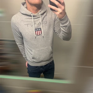 Gant Hoodie  - As fet Gant Hoodie i nyskick | Storlek M | Modellen på bild är 180 o väger 78kg | Hör av er vid fler funderingar!