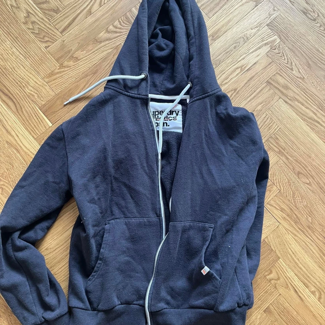Svart hoodie med dragkedja från Superdry