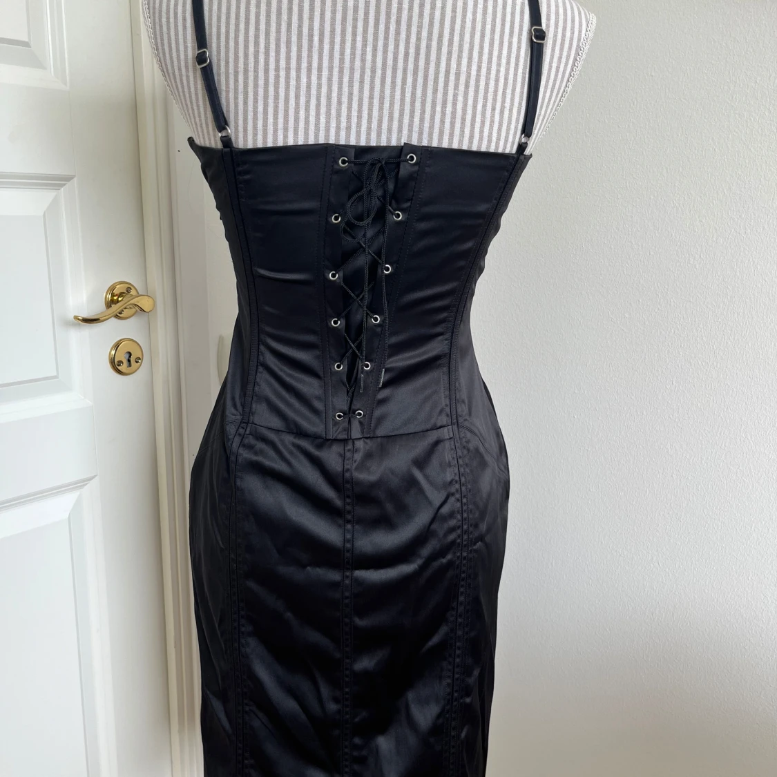 Svart axelbandslös klänning med snörning - 2