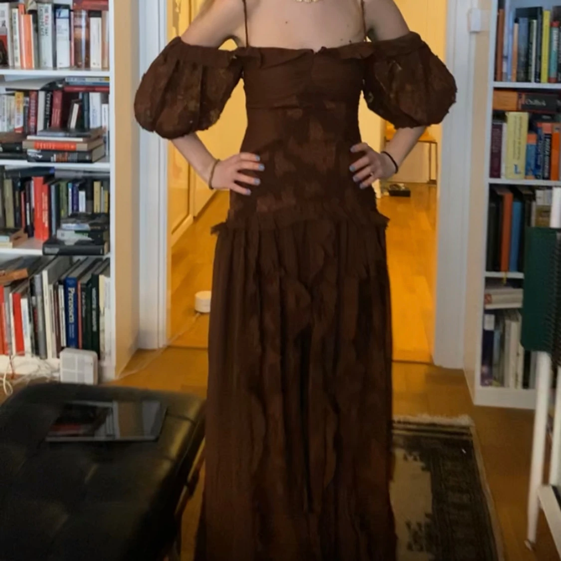 Brun långklänning med volang och spetsdetaljer - 2