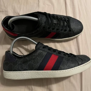 Gucci Ace skor - Säljer dessa riktigt fräscha Gucci Ace skorna, de är väldigt sparsamt använda, skick 9/10. Givetvis äkta✅ Vid fler frågor och funderingar hör av er🙌🙌