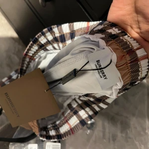 Rutig bucket short från Burberry - Helt ny , endast seriösa 