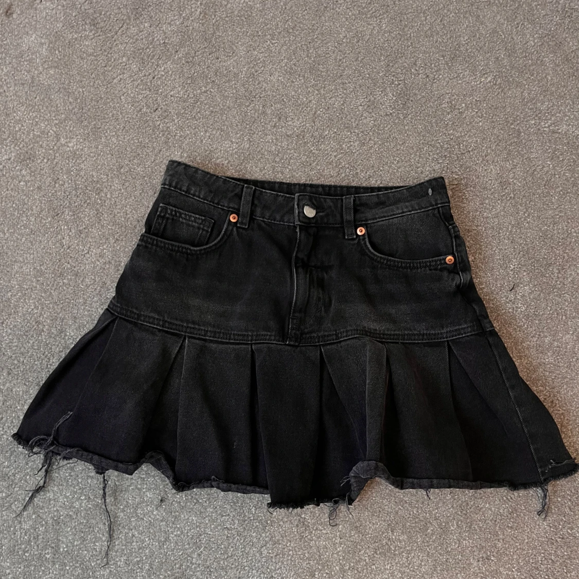 Svart jeanskjol med volang från Monki