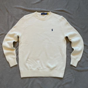 Ralph Lauren stickad  - Ralph Lauren stickad tröja i begie/vit . Storleken är normal och sitter som en vanlig M. Perfekt för kyliga sommarkvällar eller hela våren.  Hör gärna av er vid frågor!