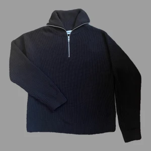 Weekday zip - ✅Säljer en halv/ 1/4 zip tröja från weekday!✅ 🍀Helt ny aldrig använd med lappen kvar🍀     💪Tröjan är svart och har ett riktigt schysst stickat mönster i materialet ”woolblend” och passar perfekt för alla årstider💪 🤑Skriv provat för flera frågor eller bilder🤑