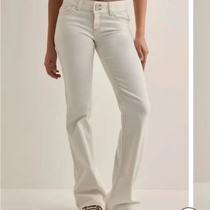 Vita lågmidjade jeans Nelly - Säljer dessa supersnygga lågmidjade jeans från Nelly. De är helt oanvända med prislappen kvar, endast testade. Skriv för mer info.