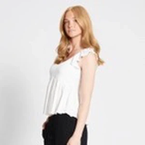 Vit linnetopp med volangdetaljer - Säljer en söt vit linnetopp med volangdetaljer på axelbanden. Toppen har en luftig passform och är perfekt för varma dagar. Enkel att matcha med både jeans och kjol.