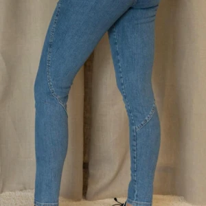 Blå  skinny jeans från Five Units - Säljer ett par blå  skinny jeans från Five med dekorativa sömmar och fickdetaljer bak. Jeansen har klassisk femficksdesign och smal passform med lite stretch.. Oanvända!  Dyra i inköp. 