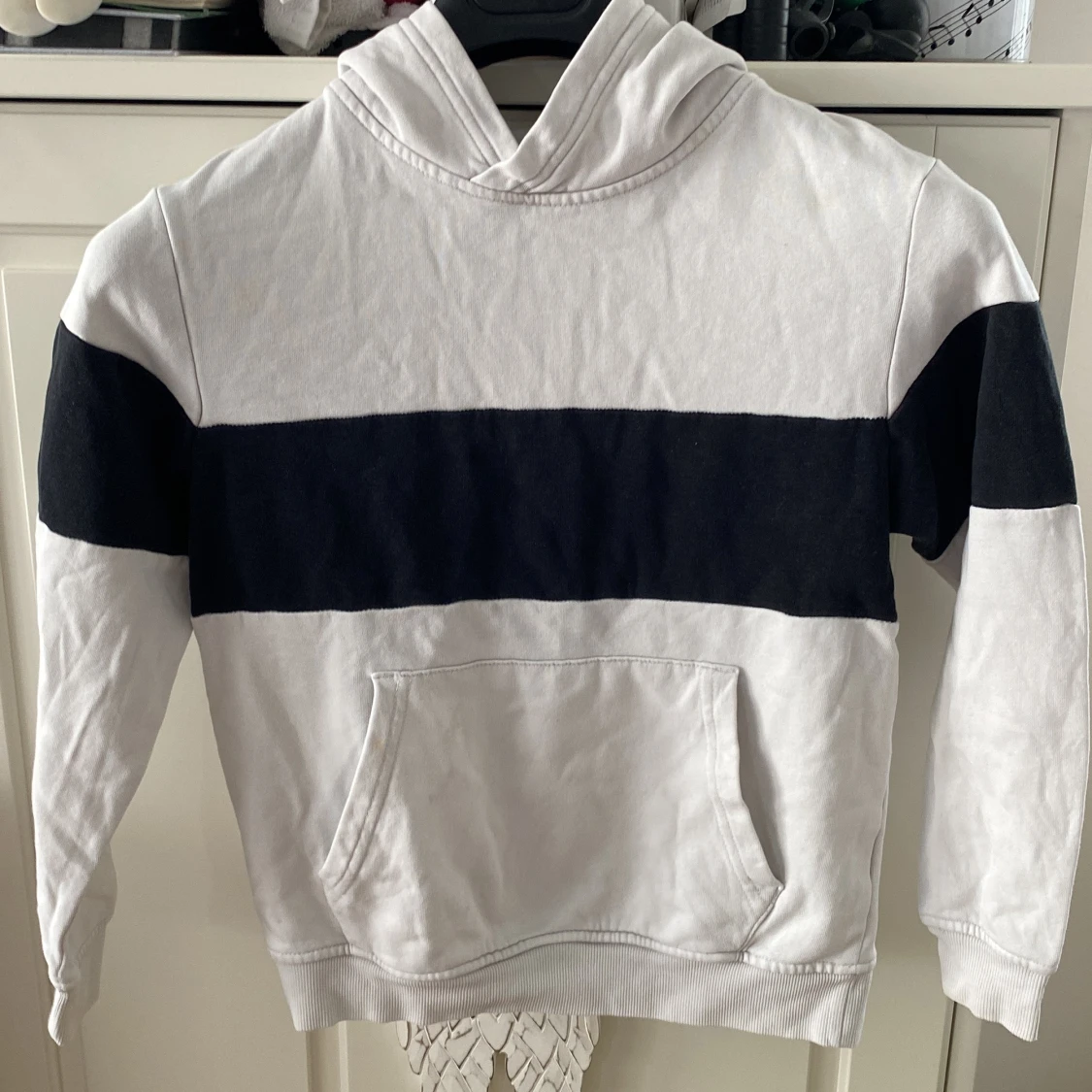 Vit och svart hoodie med bred rand barn 122/128