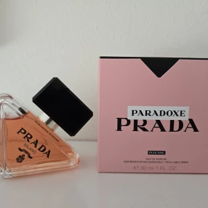 Prada Paradoxe Intense Eau de Parfum 30 ml - Prada Paradoxe Intense är en lyxig parfym i en elegant trekantig glasflaska med svart lock och ljusrosa doftvätska. Kommer i en stilren rosa kartong med svarta detaljer. Flaskan rymmer 30 ml och är påfyllningsbar. Kvitto finns. Använd 2 gånger men den doften passar mig inte