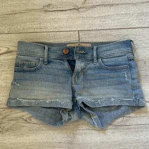 Blå jeansshorts från Hollister - Säljer ett par blåa shorts från Hollister då dem har blivit för små, har du några frågor? Skriv till mig!❤️