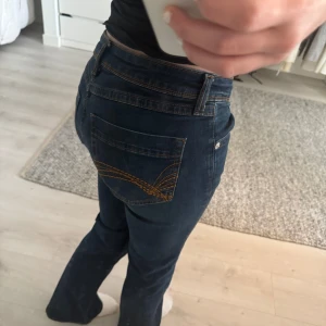 Mörkblå bootcut jeans - Super fina mörkblå jeans har kommit till användning 1-2 gånger, inga defekter!!❤️❤️