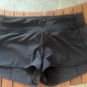 !VIRALA Lululemon shorts! - As snygga och sköna, skulle säga att dom passar S om man vill ha en mer ”baggie” look. Annars funkar det M och dessutom L 💞🌸💐bara testad en gång! (OBS) priser går att diskuteras!🌺