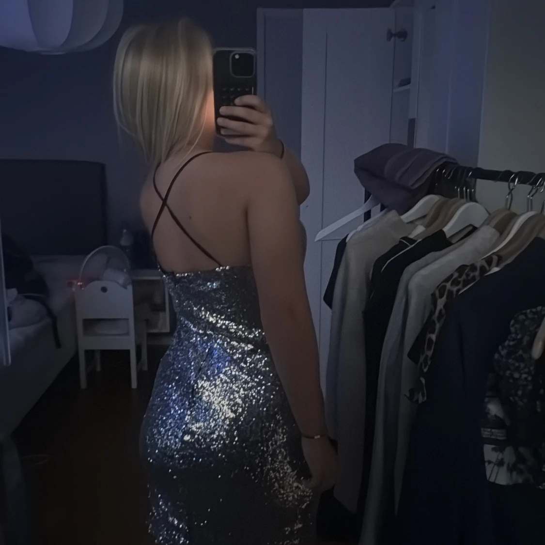 Glittrig silverklänning  - 1