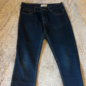 Mörkblå skinny jeans Gina Tricot - Mörkblå tighta jeans från Gina tricot med midwaist. Storlek 29