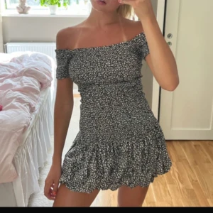 Off shoulder klänning  - Söt offshoulder klänning från hm! Använd fåtal gånger utan defekter. Lånade bilder 