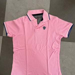 Rosa Polo golf tröja - Rosa Polo tröja, passar väldigt bra till Golf. Se lilla märket på ryggen på bilden.