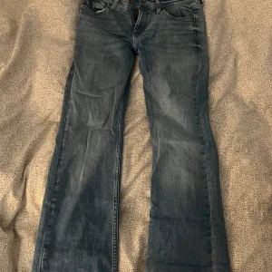 Blå bootcut jeans från Lee Jessica - Snygga blå jeans från Lee, modell Jessica, med klassisk bootcut och normal passform. Jeansen har fem fickor, dragkedja och knapp framtill. Materialet är mjukt denim i bomull med lätt tvättad look. har sytt dem low waist mellan bena och sedan sytt upp dem så att de förkortas  , köpta för 1100kr 💙