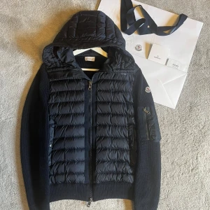 💫Moncler cardigan💫 - Hej! Säljer nu min sjukt snygga Moncler cardigan i en jättefin färg, mörkblå/navy. Den är i storlek S men passar S/M. Finns inga som helst defekter eller konstigheter. Det är en 2022 modell och är köpt 2023 i Köpenhamn, KVITTO och påse medföljer. Nypris 12.000kr. Cardiganen är mycket fin och passar till allt. Hör av er vid frågor eller funderingar👌🏼🙌