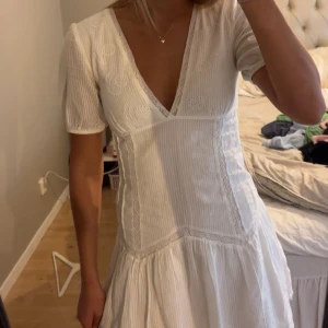 Vit klänning  - Söt vit klänning fårn zara med fina broderade mönster🤍🤍🤍