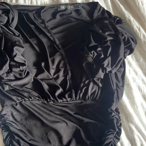 Svart omlottblus från NLY ONE - Säljer en svart omlottblus från NLY ONE i storlek S. Använd en gång 💕