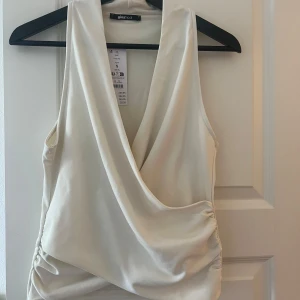 Helt ny topp från Gina tricot - Helt ny med prislappen kvar 
