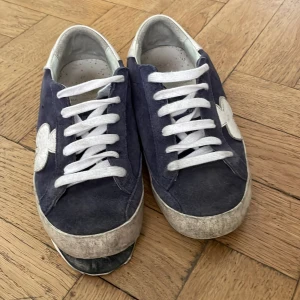 Blå sneakers från The Gallerist - Säljer the Gallerist’s gamla modell som inte går och få tag i längre med trasig sula när jag köpte de när det var nya då kostade de 2100