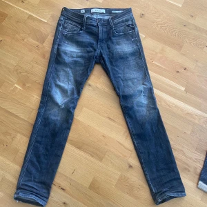 Svarta Replay anbass - Tja säljer dessa skit feta slitna replay anbass jeans i färgen svart/grå, storlek 27/30 men passar er som bär 28 i midjan då det är rätt stora där. 9/10 skick. (Går att pruta) Tar gärna emot något byte i storlekarna 27, XS!