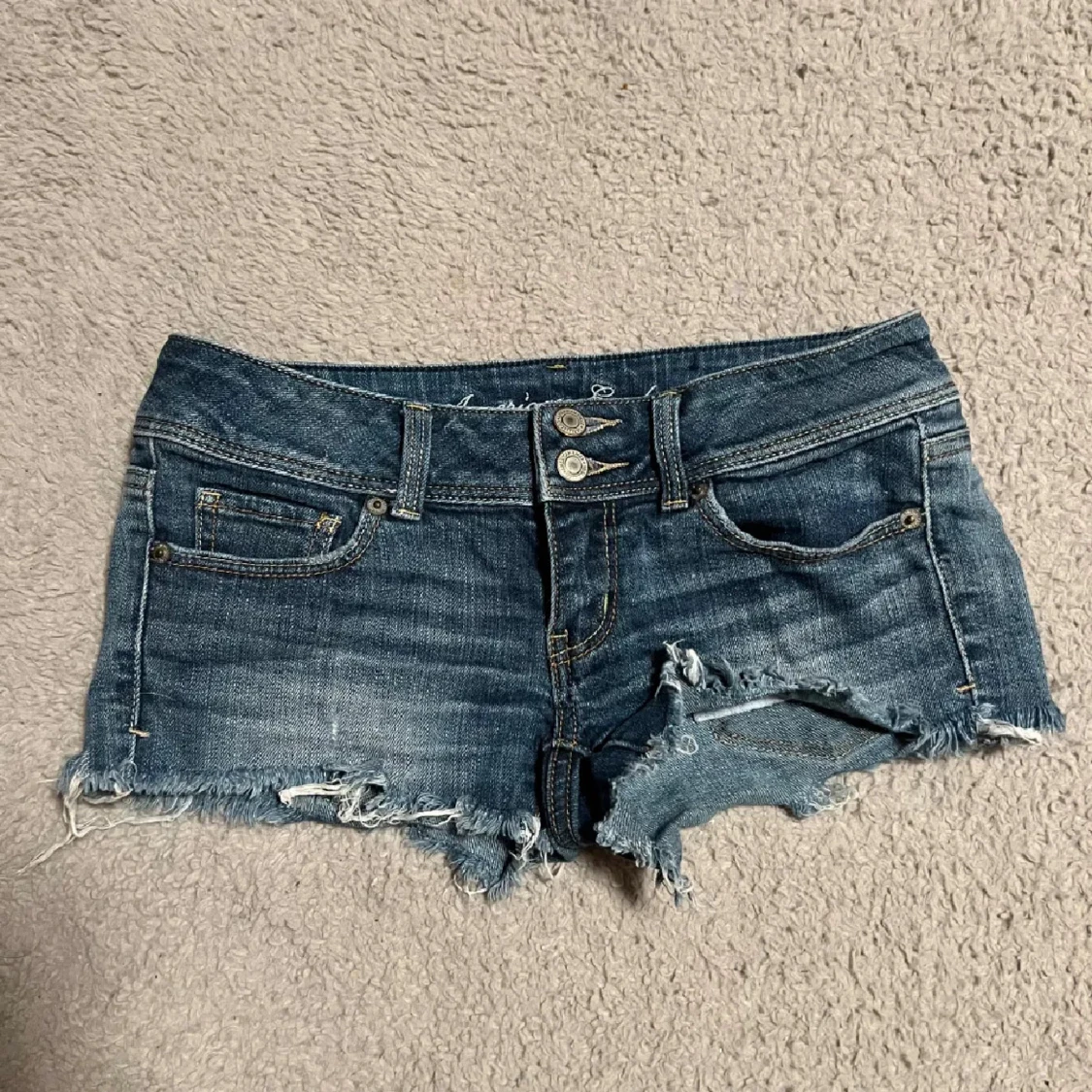 Blå jeansshorts med rå kant