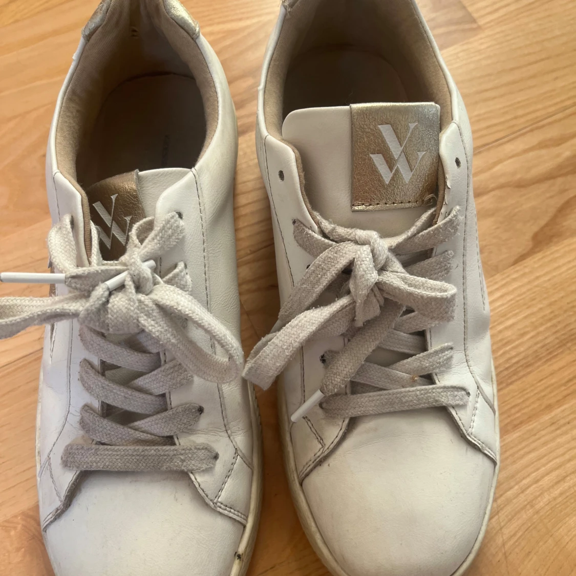 Vita sneakers från Vanessa wu - 1