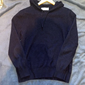  cashmere hoodie  - Säljer en riktigt mjuk och lyxig mörkblå hoodie från Sayless i 100% cashmere. Tröjan har huva med snörning, långa ärmar och ribbade muddar. Perfekt för dig som vill ha en chill och stilren look med premiumkänsla. Fråga gärna om du vill veta mer om storlek!