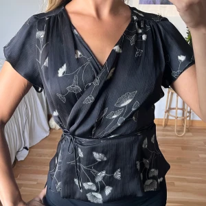 Söt blus från Zara  - Knyts i midjan! Storlek S, mycket bra skick! Jag fraktar gärna - köparen står för frakten, annars hämtas blusen i Tyresö/Globen